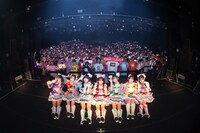fav meの東名阪ツアー「We're fav me♡」ファイナル公演で撮影された記念写真。（提供：アソビシステム）