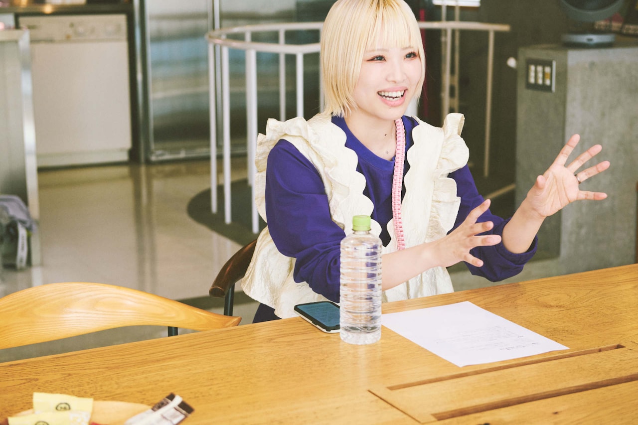 憧れの関和亮さんを前に緊張しながらも生き生きと話すありぼぼさん。