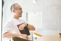 ありぼぼさんとのトークを楽しむ関和亮さん。