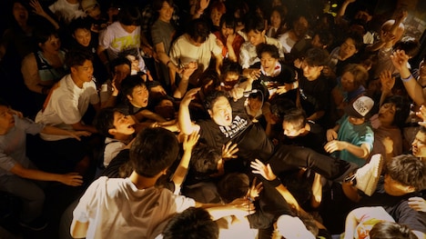 岡崎体育「Suffer」ミュージックビデオより。