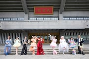 東京・日本武道館の前に立ついぎなり東北産。