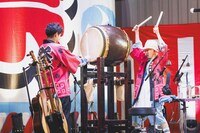 太鼓を叩く吉田山田。（撮影：冨田味我）