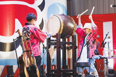 太鼓を叩く吉田山田。（撮影：冨田味我）