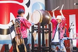 太鼓を叩く吉田山田。(撮影:冨田味我)