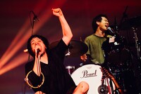 峯田和伸（Vo, G）と岡山健二（Dr, Cho）。（撮影：サマーエンドブルーリオ［@orz_____rio］）