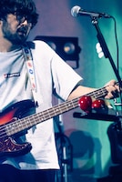 藤原寛（B, Cho）（撮影：サマーエンドブルーリオ［@orz_____rio］）