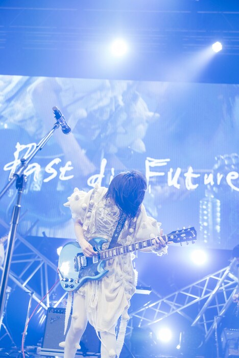 アンコールで「Past die Future」を歌うano。（Photo by 横山マサト）