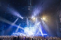 「絶絶絶絶対聖域」で宙を舞う銀テープ。（Photo by 横山マサト）