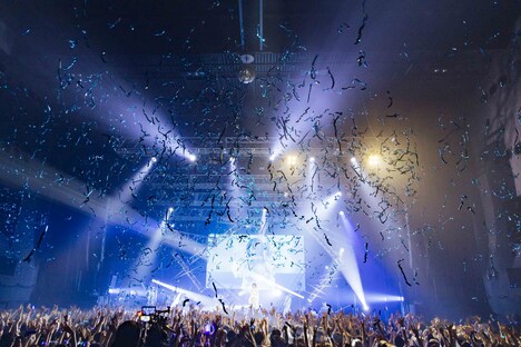 「絶絶絶絶対聖域」で宙を舞う銀テープ。（Photo by 横山マサト）