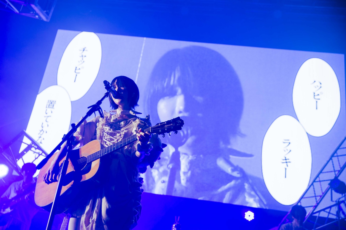 「ハッピーラッキーチャッピー」を歌うano。（Photo by 横山マサト）