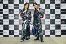 ガッツポーズをするKing & Prince。