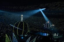 惑星をモチーフにしたフロートに乗るKing & Prince。