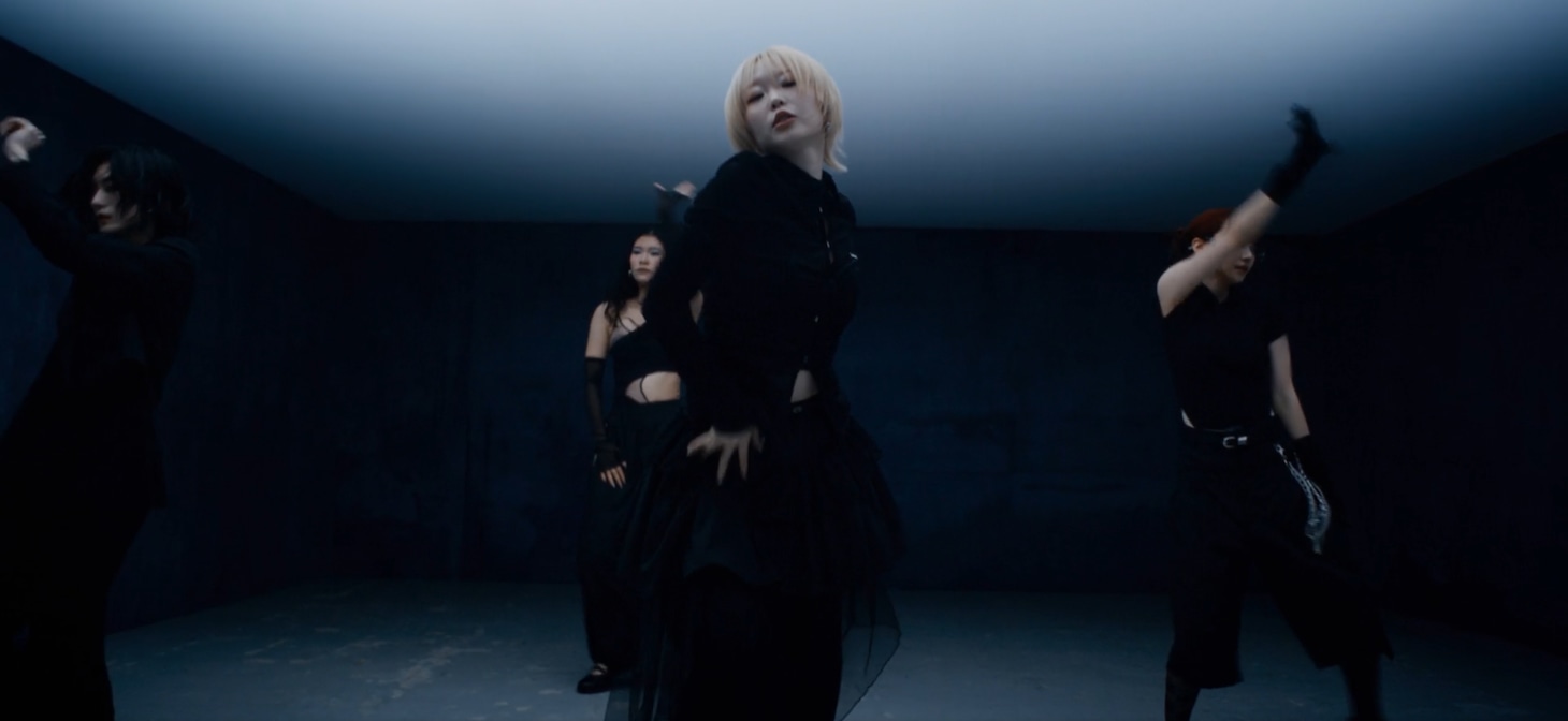 ExWHYZ「iD」ダンスムービーより。