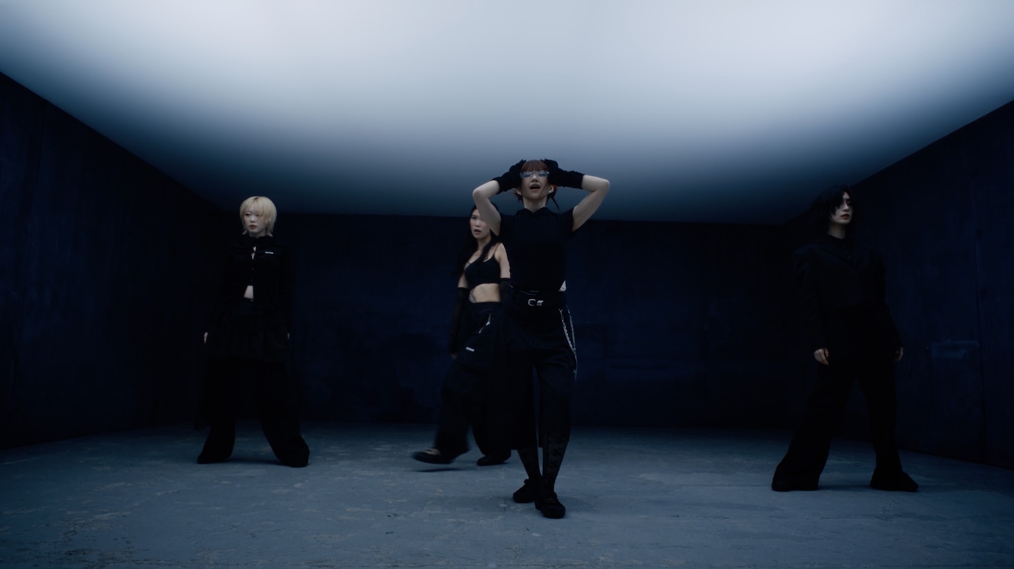 ExWHYZ「iD」ダンスムービーより。
