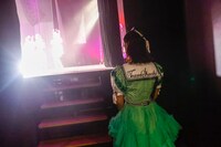 舞台袖で東京女子流のステージを眺める坂本遥奈（TEAM SHACHI）。