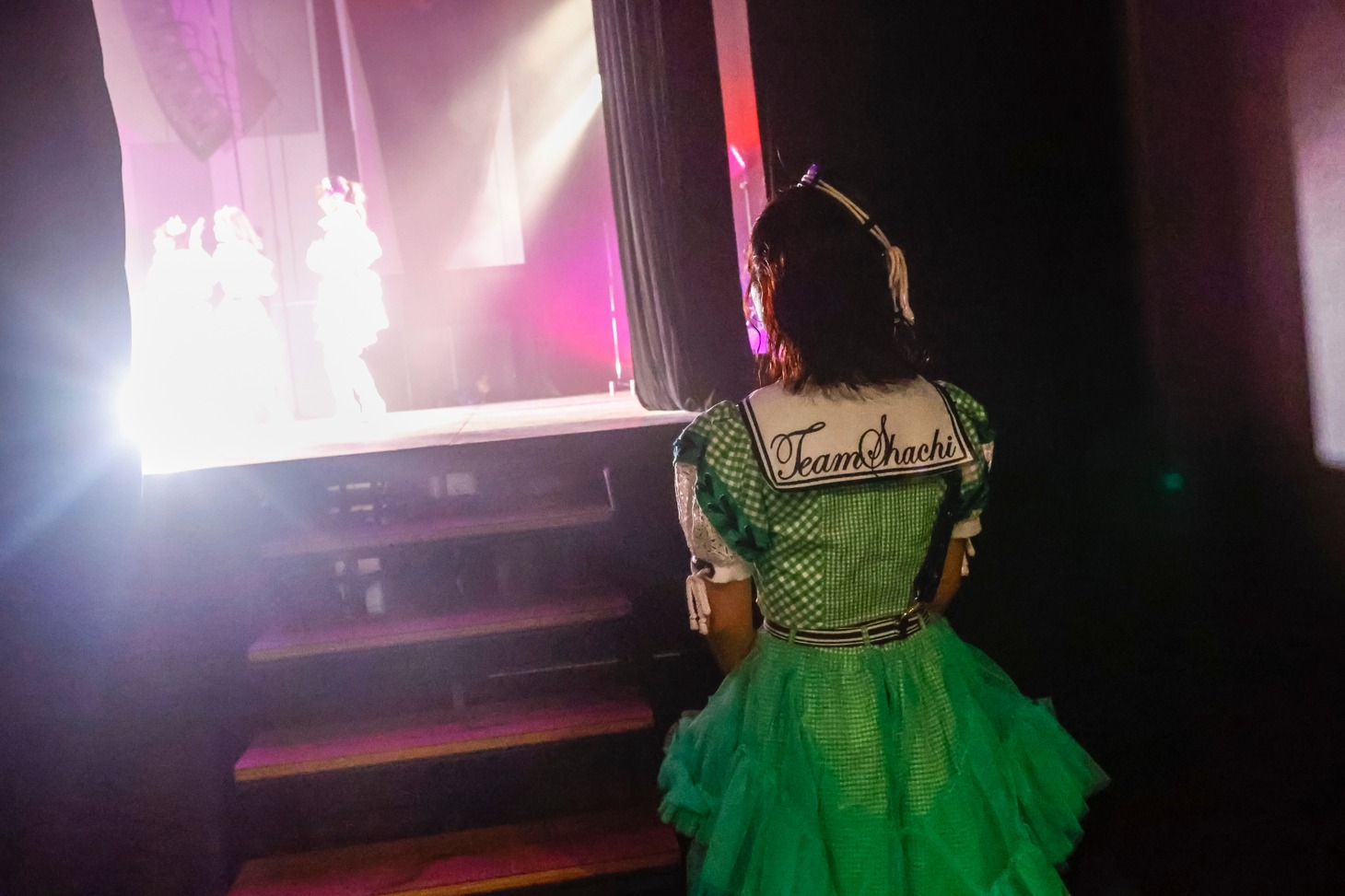 舞台袖で東京女子流のステージを眺める坂本遥奈（TEAM SHACHI）。
