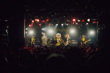 「ニワトリ」演奏中の様子。（撮影：中山涼平）