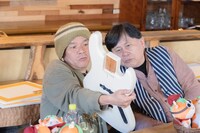 左から知久寿焼、巻上公一。