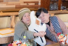 左から知久寿焼、巻上公一。