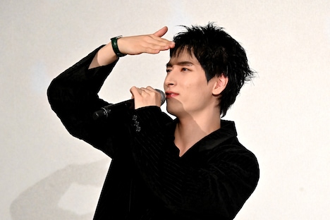 遠くのJAMを見渡す金城碧海。