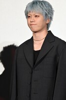 JAMがいる客席をじっと見つめる木全翔也。