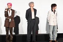 隙を見てピースする川尻蓮（左）。