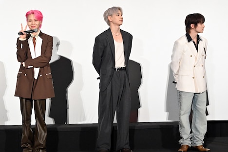 隙を見てピースする川尻蓮（左）。