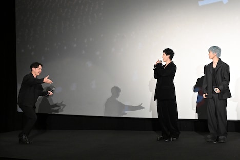 稲垣監督の入場を待ち構える金城碧海、木全翔也。