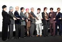 “円陣”を行うJO1。