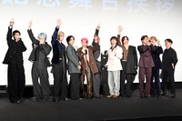 「Go to the TOP！」と声をそろえたJO1、稲垣監督、金田哲（はんにゃ）。