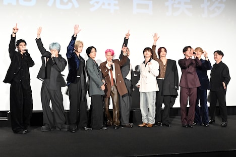 「Go to the TOP！」と声をそろえたJO1、稲垣監督、金田哲（はんにゃ）。