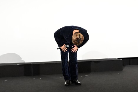 最後に深々とお辞儀をする與那城奨。