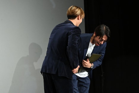 “推し”の與那城奨に駆け寄られ、少し取り乱す金田哲（はんにゃ）。