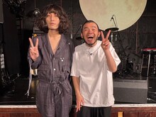 左から志磨遼平、アフロ。©テレビ朝日