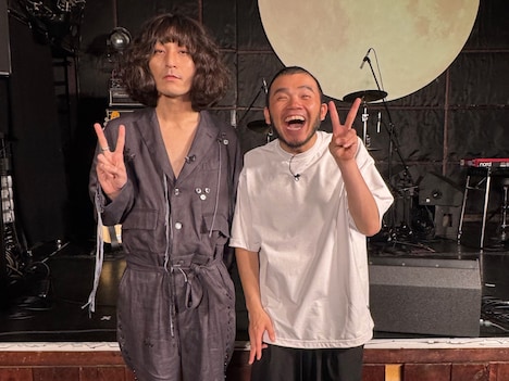 左から志磨遼平、アフロ。©テレビ朝日