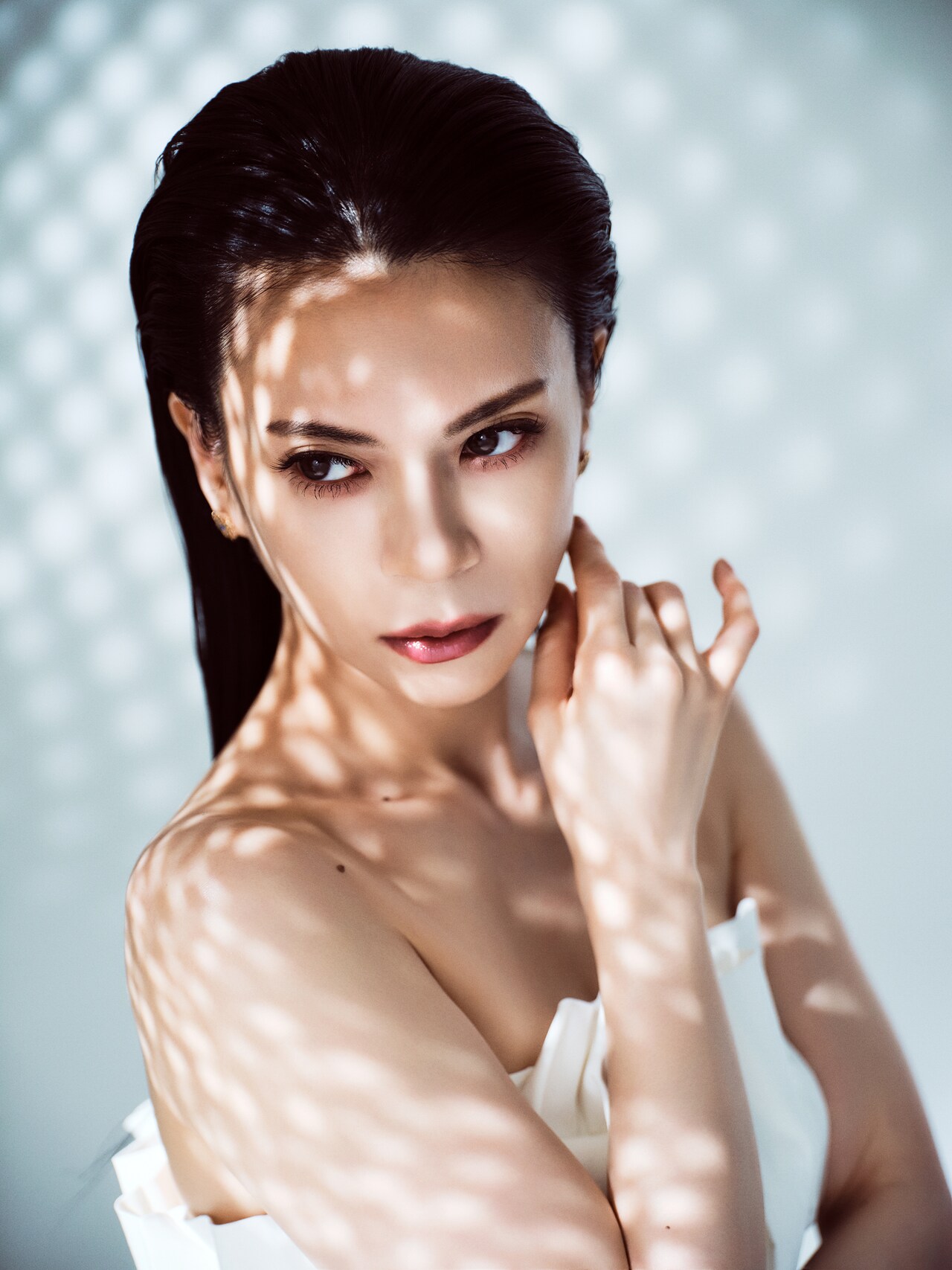 小柳ゆきがデビュー曲をバンド編成で歌う、スタジオライブ映像公開