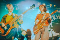 藤田（B）、もっさ（Vo, G）。（撮影：古谷春）