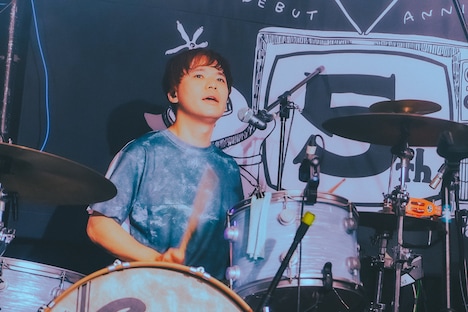 カズマ・タケイ（Dr）（撮影：古谷春）