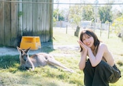 富田鈴花(日向坂46)1st写真集「鈴花サーキット」の掲載ショット。(撮影:峠雄三)©光文社