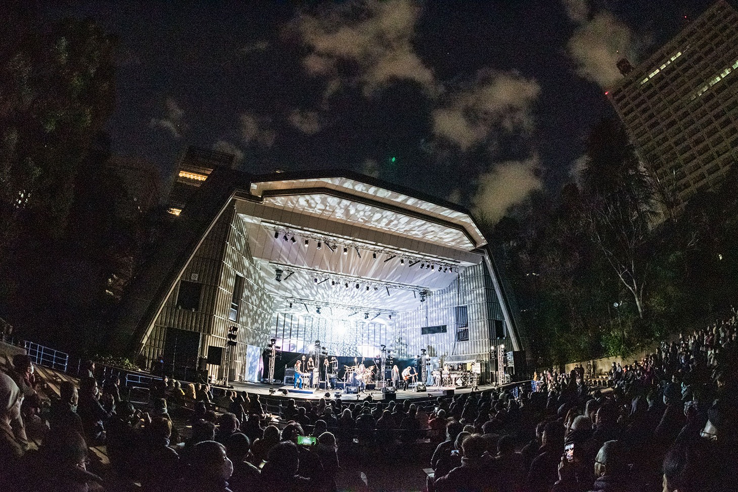 原始神母のライブの様子。