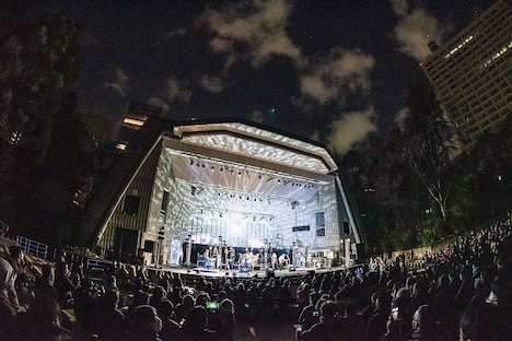 原始神母のライブの様子。