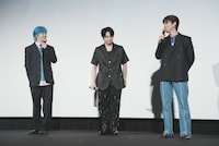 若井滉斗（右）に萎縮する大森元貴（中央）とそれを笑顔で見守る藤澤涼架（左）。