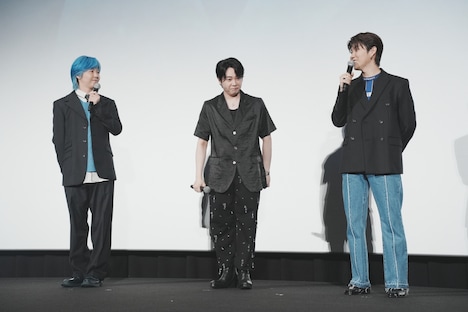 若井滉斗（右）に萎縮する大森元貴（中央）とそれを笑顔で見守る藤澤涼架（左）。