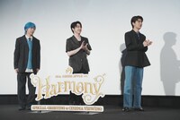 サプライズのケーキに驚くMrs. GREEN APPLE。