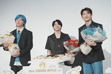 来場者から「おめでとう」の声を受け万感の表情を見せるMrs. GREEN APPLE。