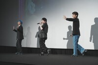 歌ったりエアギターを披露したりしながら退場するMrs. GREEN APPLE。