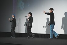 歌ったりエアギターを披露したりしながら退場するMrs. GREEN APPLE。