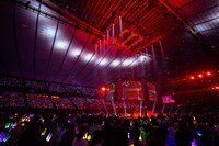 「Mania」のパフォーマンスの様子。