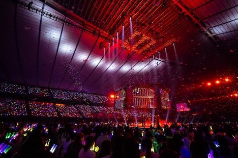 「Mania」のパフォーマンスの様子。