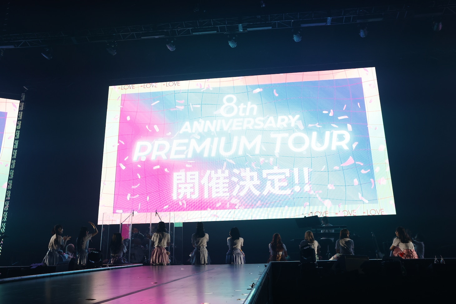「＝LOVE 8周年ツアー『＝LOVE 8th ANNIVERSARY PREMIUM TOUR』」特報映像が上映されたときの様子。(c)YOANI / ソニー・ミュージックレーベルズ